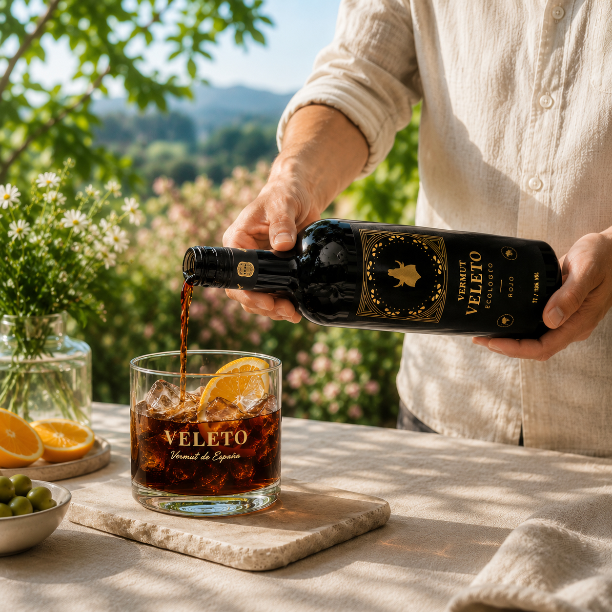 Veleto Rojo sirviendo vermut Max Loarces