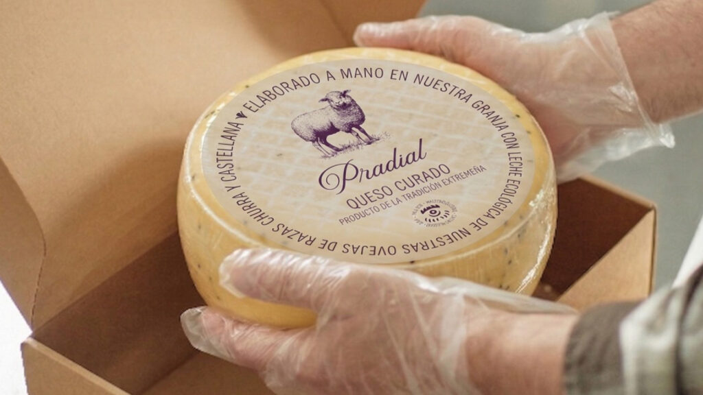Queso curado con etiqueta artesanal dentro de su caja de cartón