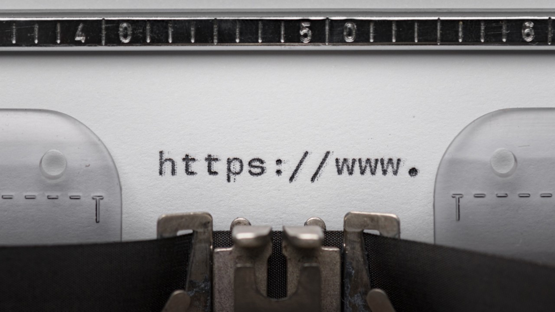 La etiqueta perfecta y la web que la desmiente — coherencia de marca en bodegas, por Max Loarces