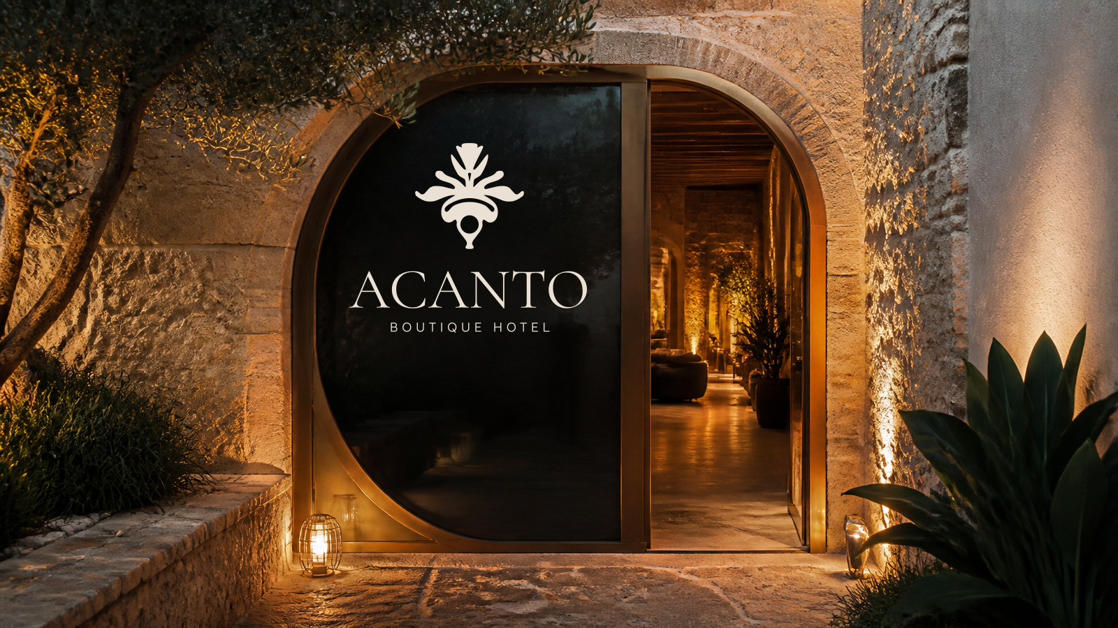Aplicaci&oacute;n del logotipo de ACANTO Boutique Hotel grabado en la cristalera de la entrada, iluminada de noche