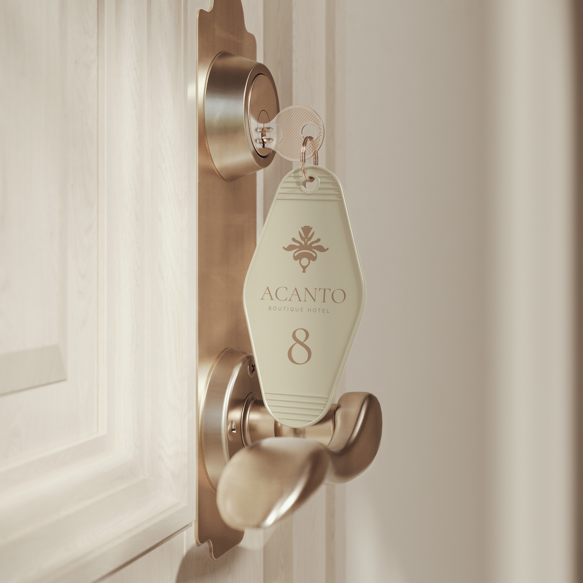 Llavero de habitación de ACANTO Boutique Hotel con el logotipo y el número 8, colgado de la cerradura de una puerta