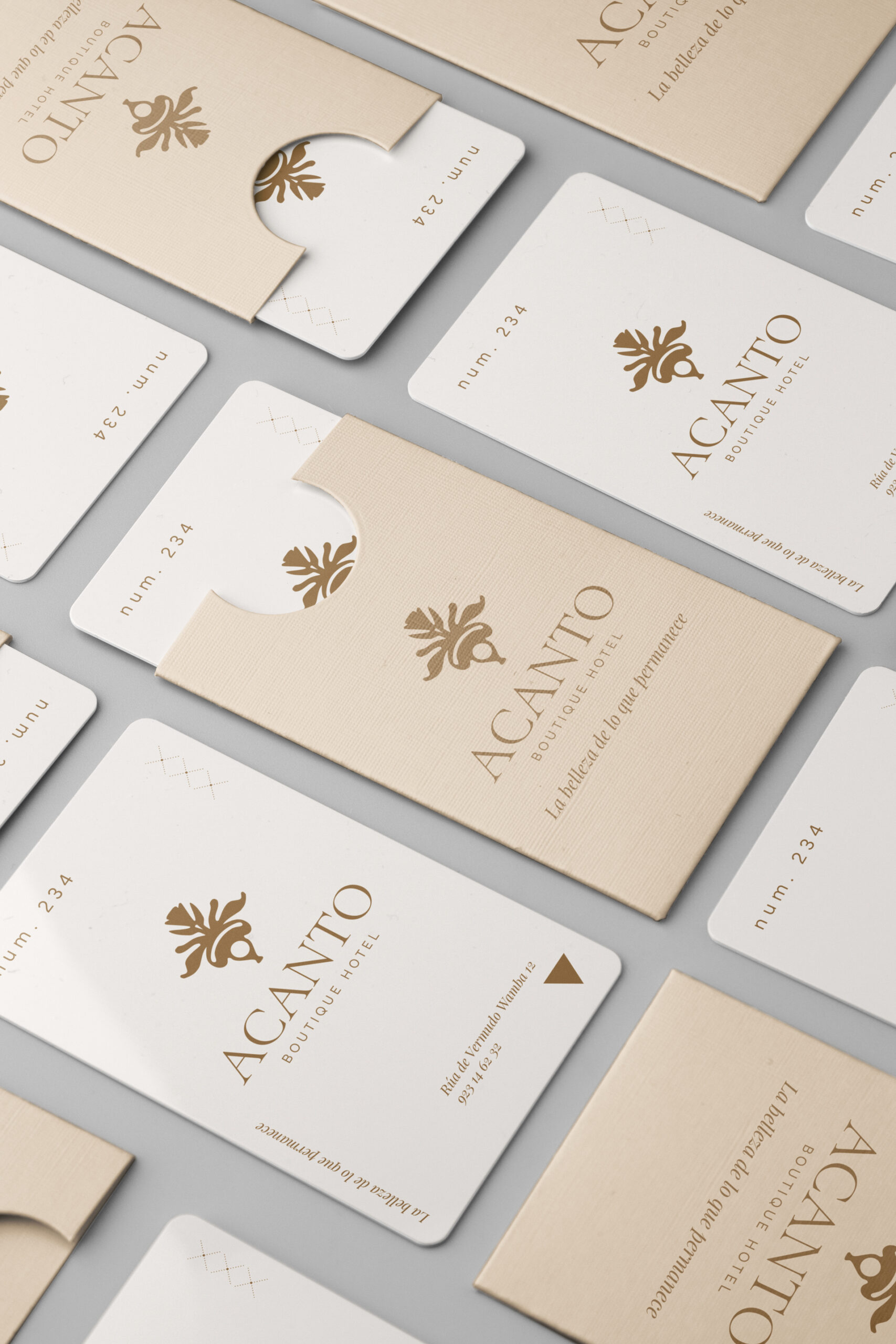 Tarjetas y fundas de llave de ACANTO Boutique Hotel con el logotipo dorado y el lema «La belleza de lo que permanece»