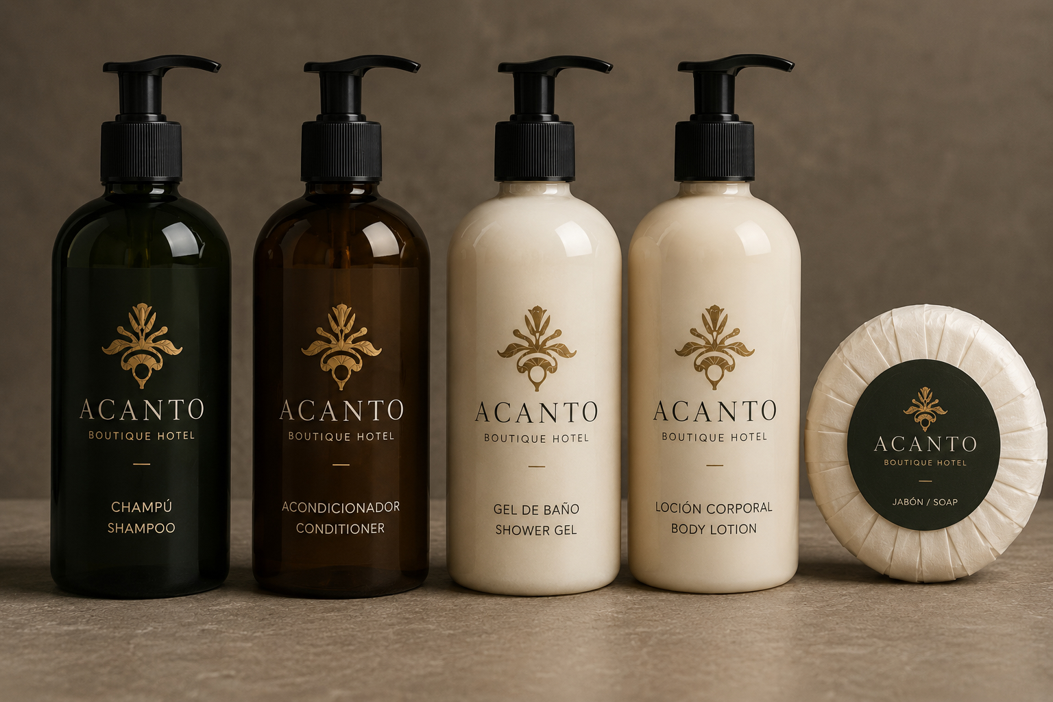 Set de baño de ACANTO Boutique Hotel: champú, acondicionador, gel, loción corporal y jabón con el logotipo en dorado